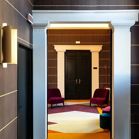 Mate Luca, Otel 4*