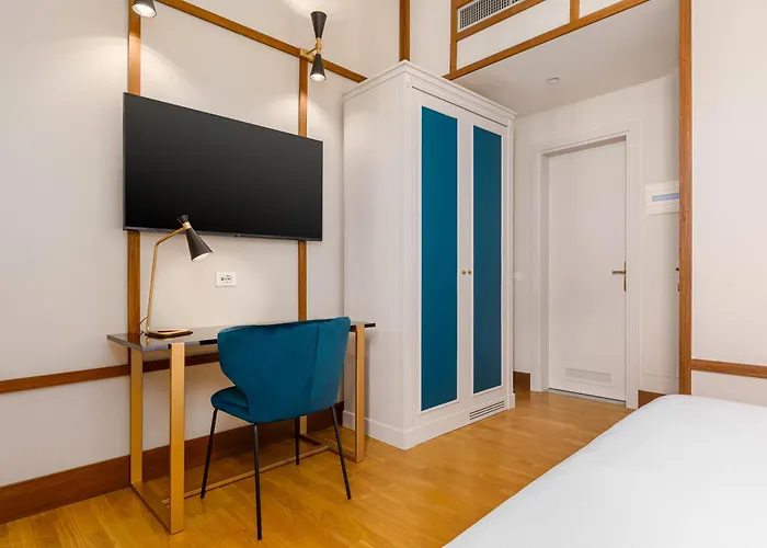 Mate Luca, Hotel Florence